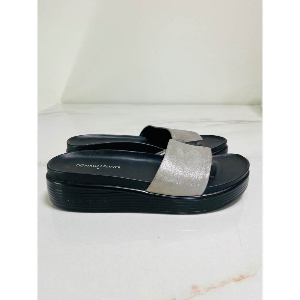 Donald Pliner Fiji Slide Thong Sandals Silver Metallic 9M Wedge Platform Resort